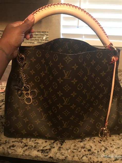 is it illegal to buy louis vuitton replicas|is selling replicas illegal.